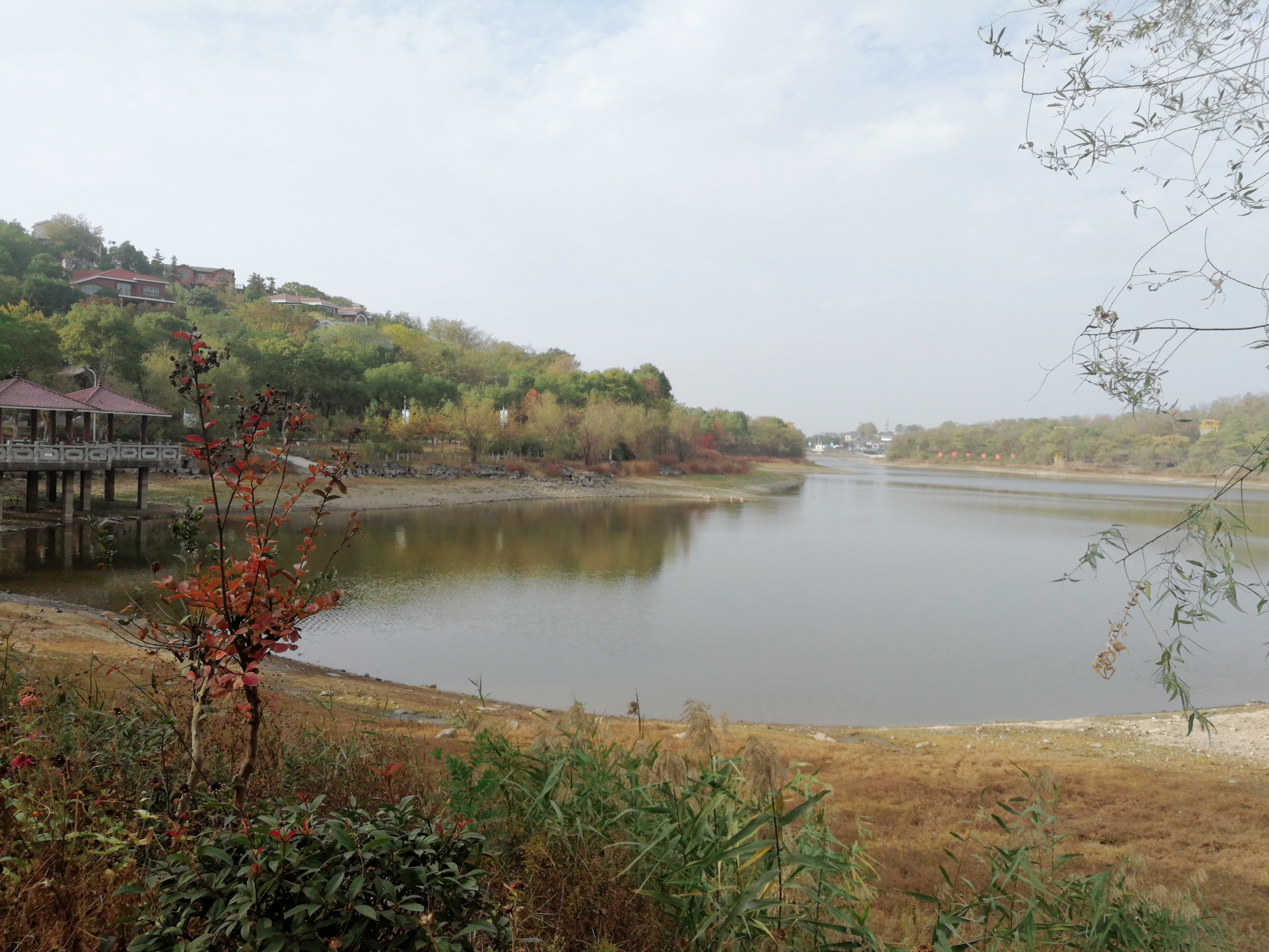 正文   离开采石矶景区后,大家一起来到位于江宁铜井的南山湖公园,站